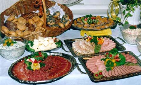 Buffet mit verschiedenen Brtchen, Canapees und Delikatess-Schnittchen.